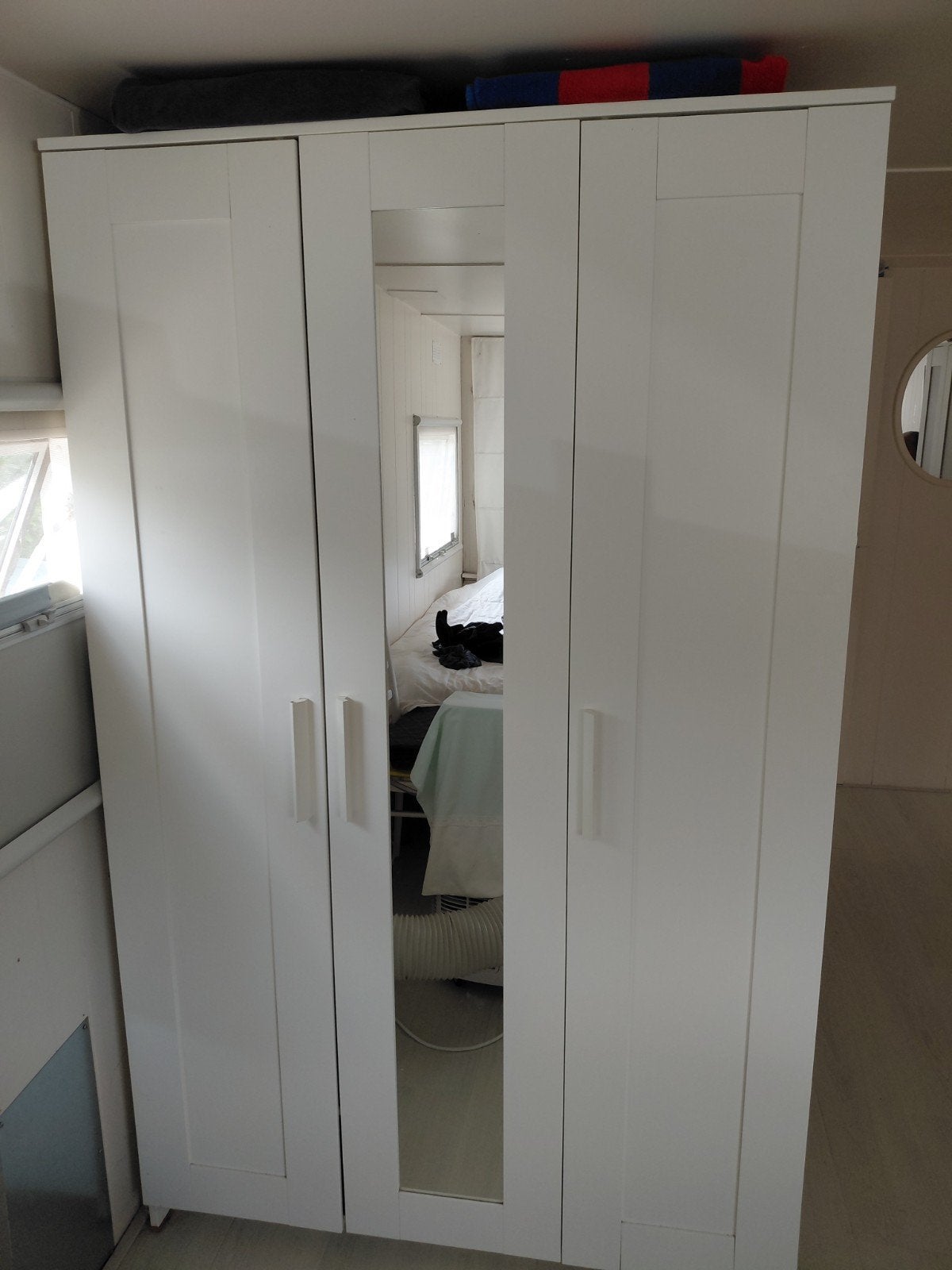 Ikea kledingkast met spiegel en veel opbergruimte, Huis en Inrichting, Kasten | Kledingkasten, Ophalen, Met deur(en), Gebruikt