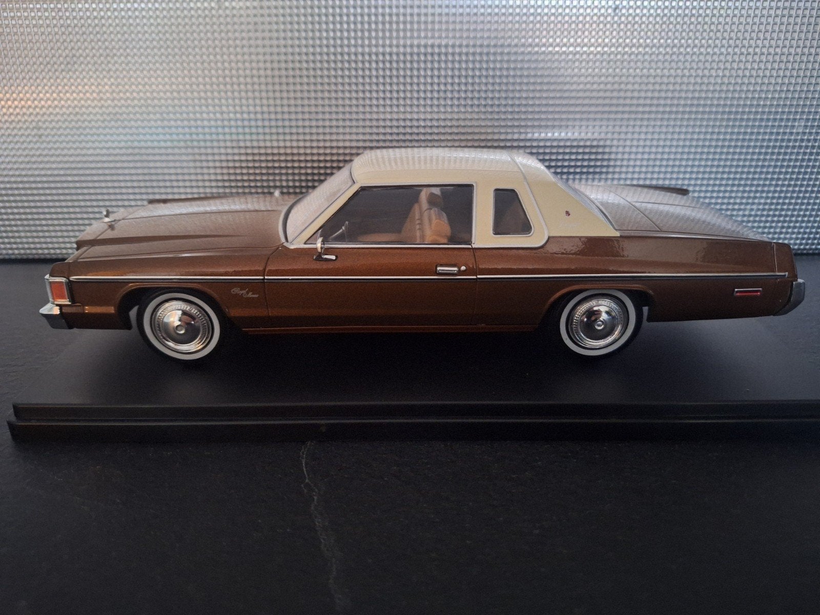Dodge Royal Monaco Coupe 1977  Schaal 1:24, Overige merken, WhiteBox, Auto, Nieuw