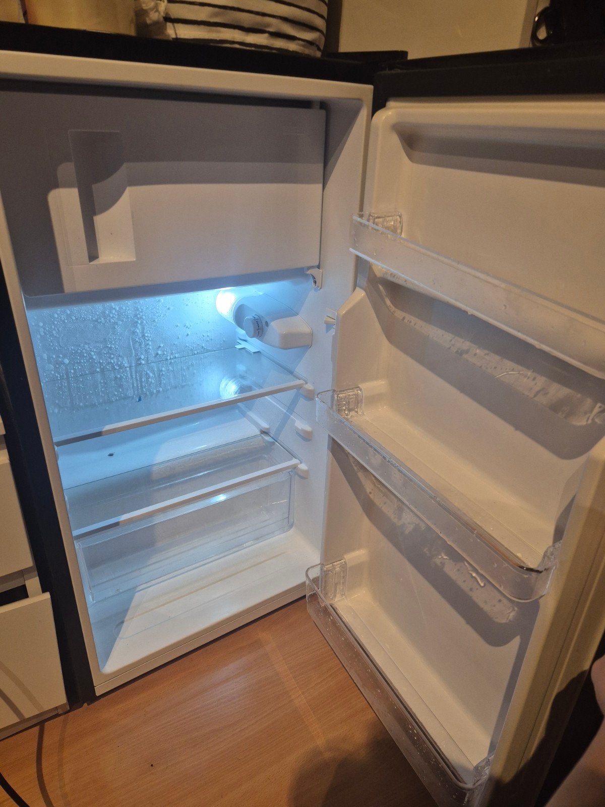 Compacte PRIMO koelkast met vriesvak - Mini Fridge, Witgoed en Apparatuur, Koelkasten en IJskasten, Gebruikt, 75 tot 100 liter