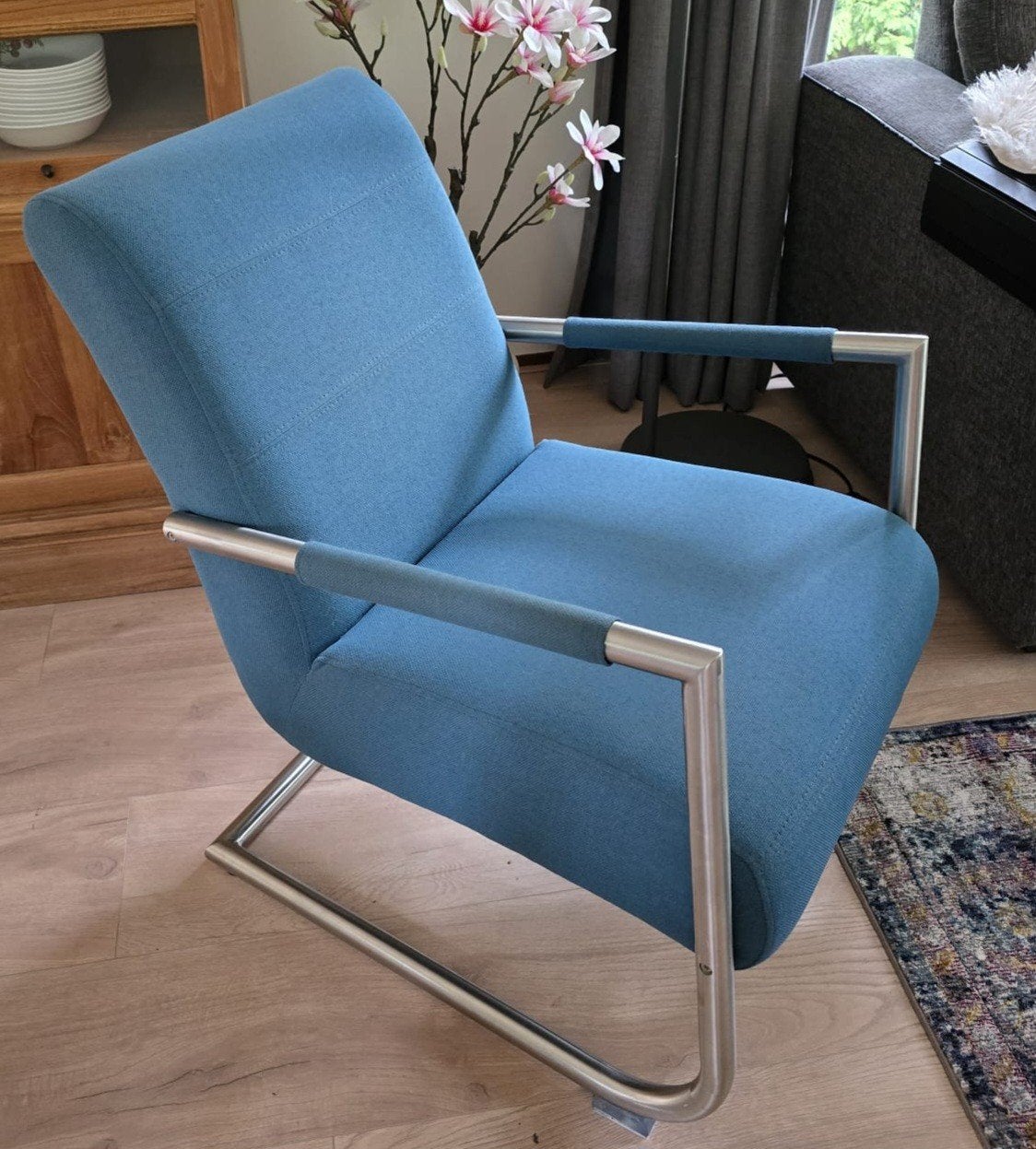 Twee moderne blauwe fauteuils met metalen frame, Minder dan 75 cm, Ophalen of Verzenden, Zo goed als nieuw, Stof