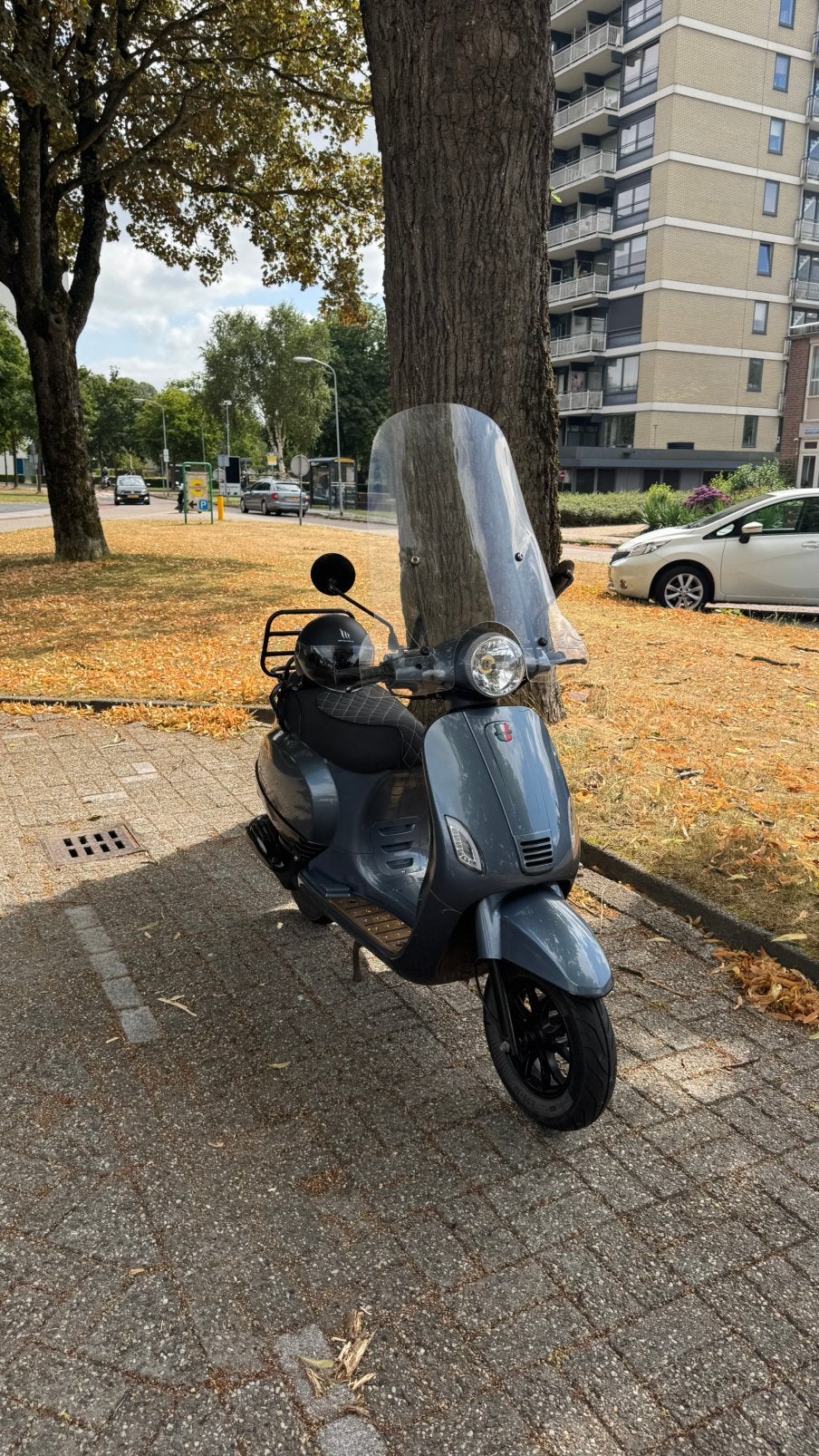 Mooie GTS Tuscana (2018) – Met windscherm, rekje & helm, Fietsen en Brommers, Zo goed als nieuw, Benzine, Ophalen, Overige merken