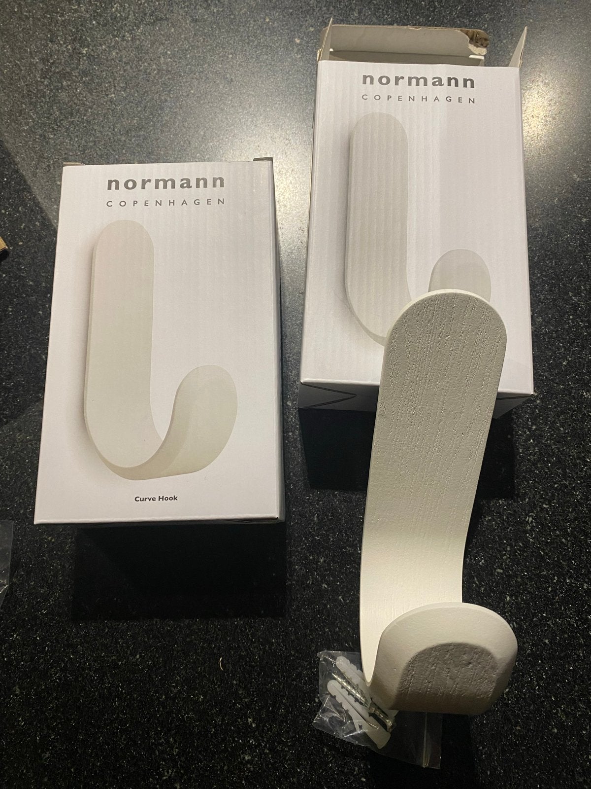 Twee stuks Normann Copenhagen Curve Hook, Hout, Nieuw, Ophalen of Verzenden, Modern