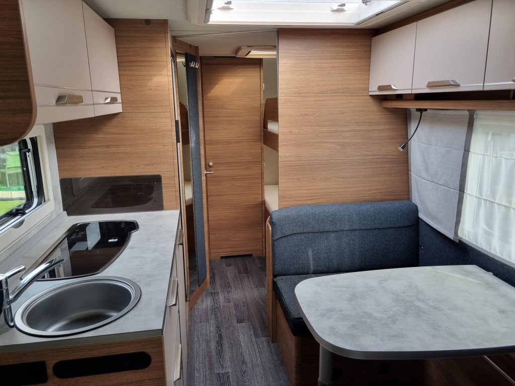 Knaus Sport 500 KD - Stapelbed - Airco, Caravans en Kamperen, Schokbreker, Bedrijf, Treinzit, 5 tot 6 meter