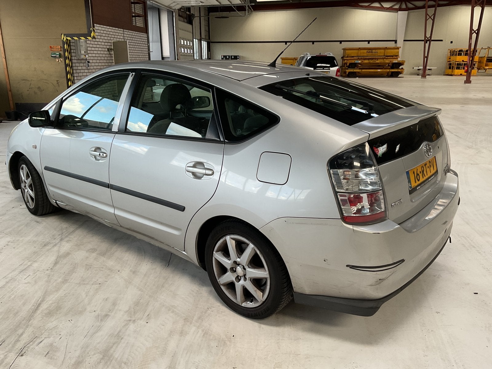 TOY.PRIUS MET SCHADES BJ 2005 NWE HYBRID BATTERIJ 2024 APK, 4 cilinders, Bedrijf, 1500 cc, Hybride Elektrisch/Benzine