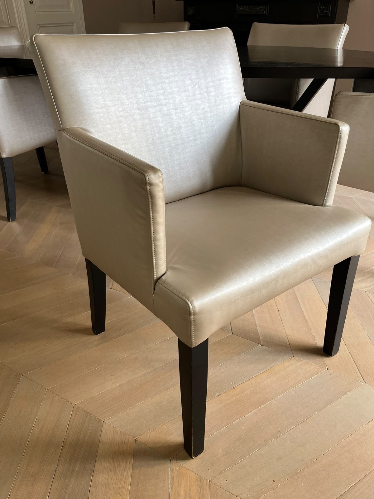 Eethoek: design zwarte tafel en 6 eetkamerstoelen, Ophalen, Gebruikt, 100 tot 150 cm, 200 cm of meer