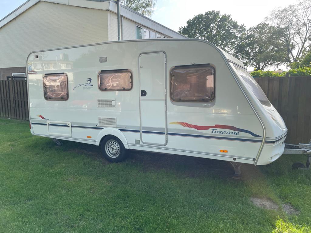 Swift Toscane 490/2 uit 2003 enkele bedden, Caravans en Kamperen, Rondzit, Omvormbare zithoek, Particulier, Swift