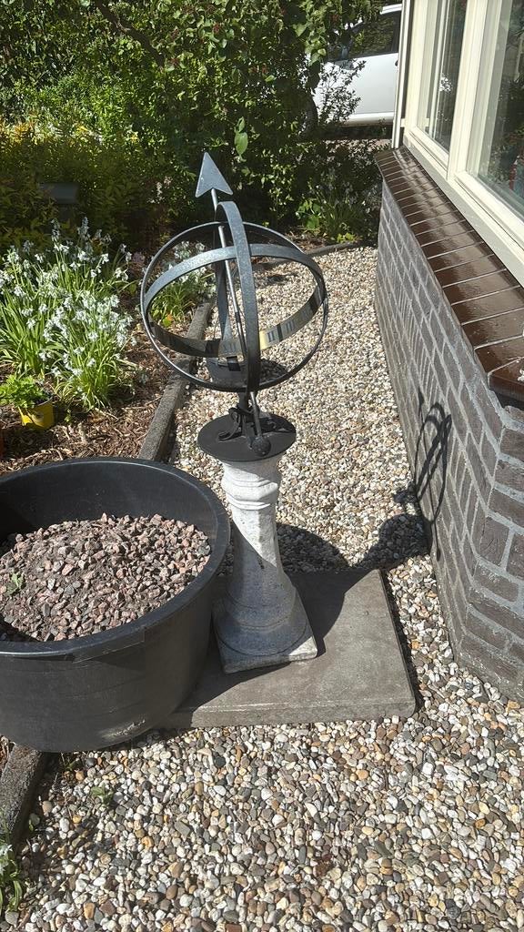 Zonnewijzer op sokkel voor in tuin., Ophalen, Gebruikt