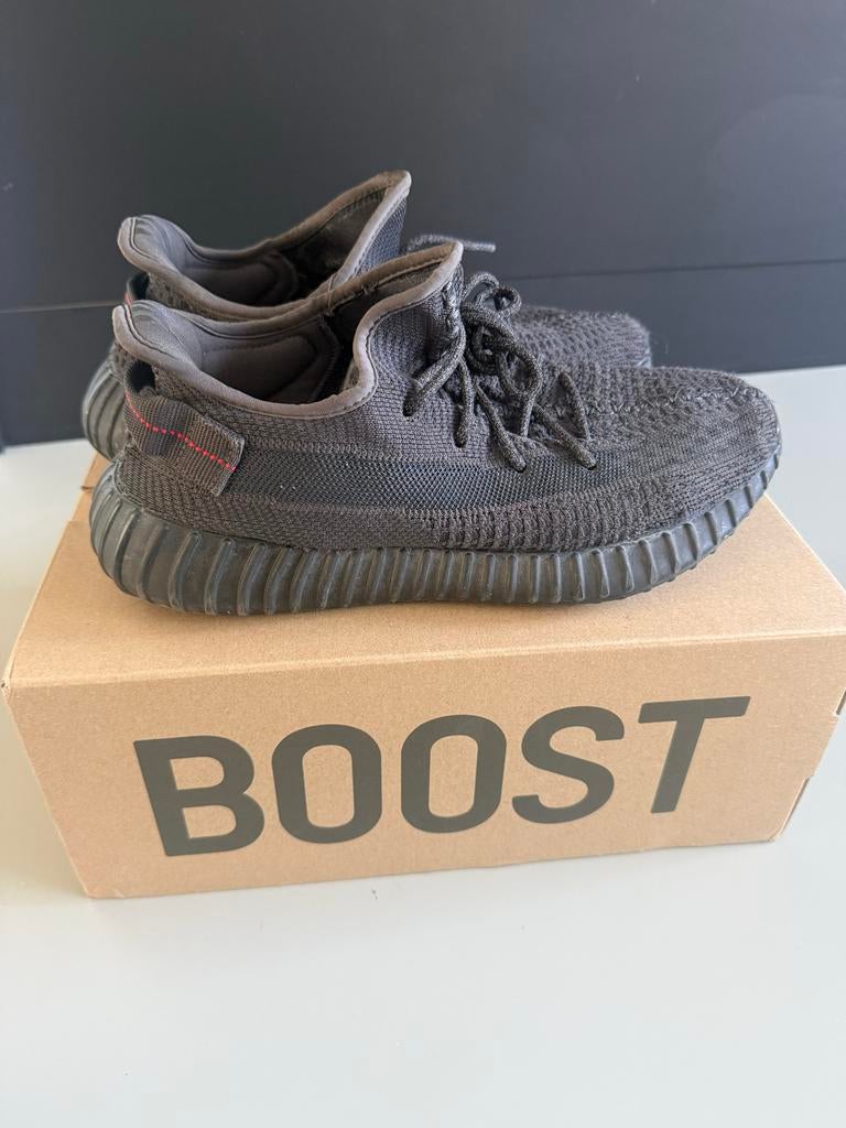 Adidas Yeezy Boost 350 V2 Zwart - Maat 43 met doos, Kleding | Heren, Schoenen, Zwart, Ophalen of Verzenden, Sneakers of Gympen