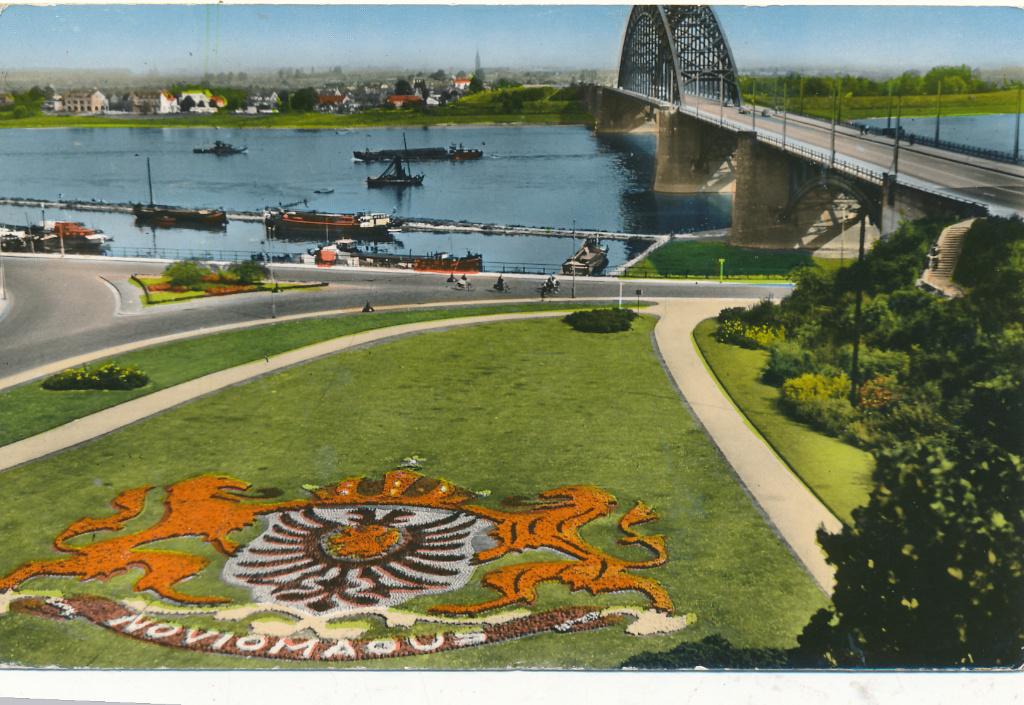  9722 Nijmeegs wapen in en Waalbrug Nijmegen, Ophalen of Verzenden, 1940 tot 1960, Gelderland