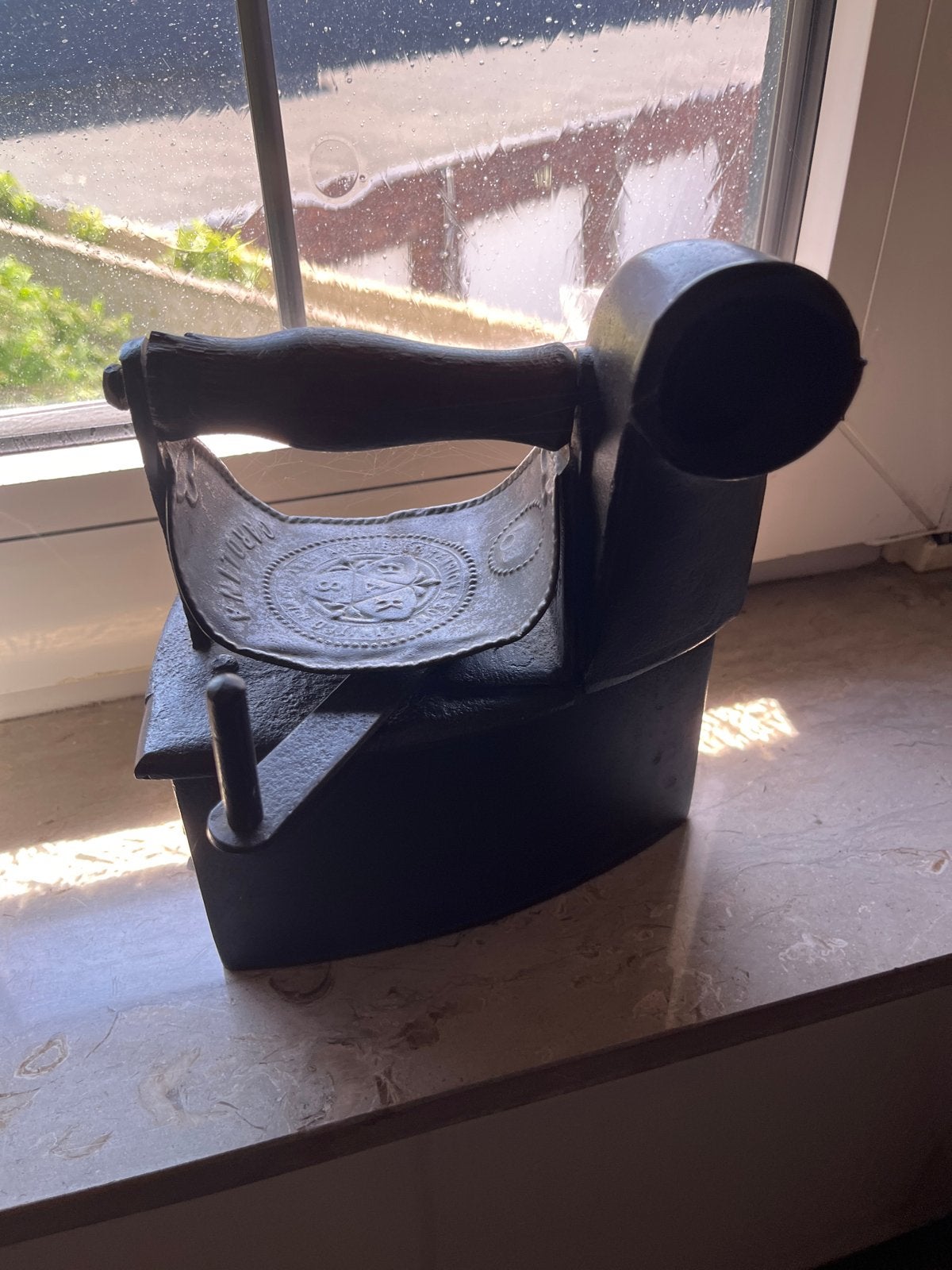 Antiek strijkijzer met houten handvat, Ophalen