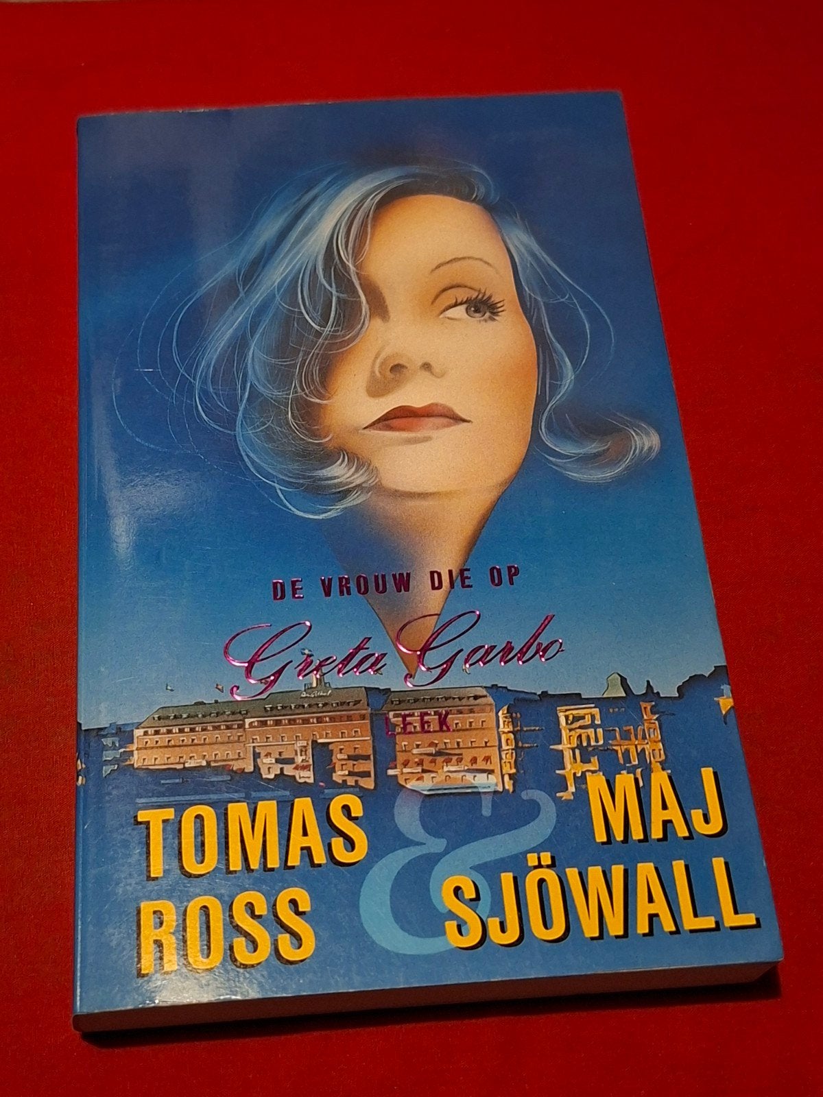 GESIGNEERD De vrouw die op Greta Garbo leek. Ross & Sjowall., Boeken, Ophalen of Verzenden, Gelezen