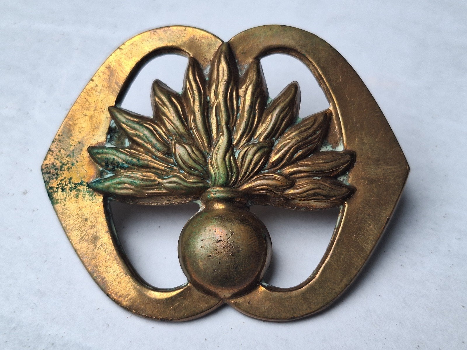 Baretembleem van het Garderegiment Grenadiers, Ophalen of Verzenden, Landmacht, Nederland, Embleem of Badge