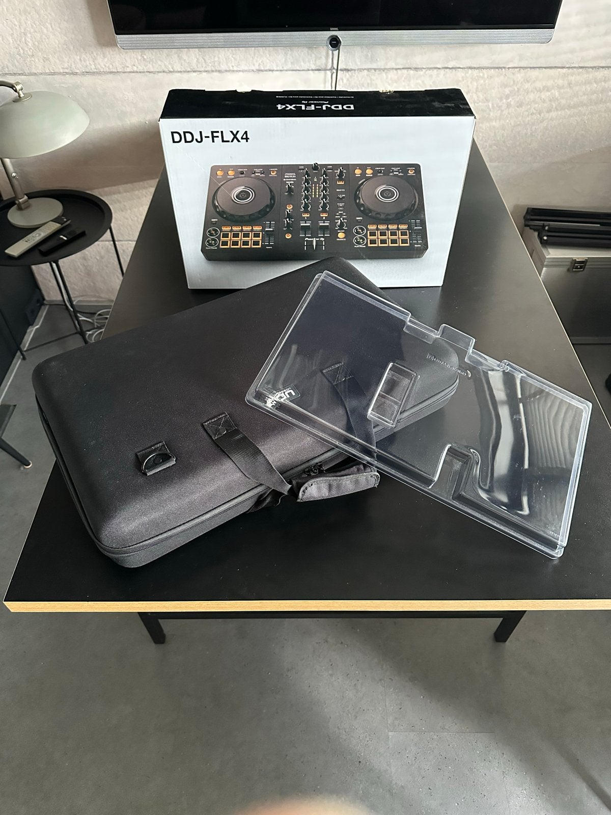 Pioneer DDJ-FLX4 DJ-controller met UDG case en Decksaver