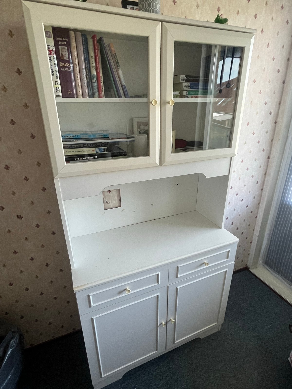 Witte buffetkast met glasdeurtjes, dichte deurtjes en laden, Ophalen, Gebruikt, 50 tot 100 cm, Glas