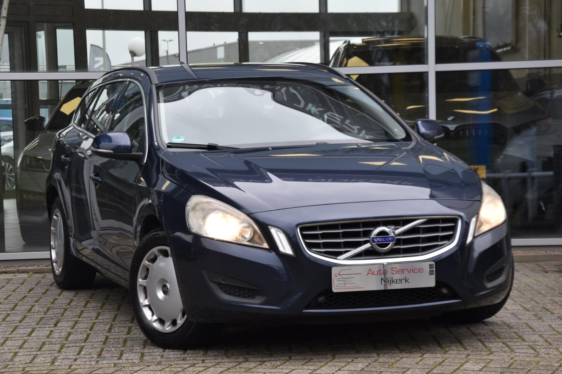 Volvo V60 T4 Momentum | 180PK | 1e Eigenaar | Navi | Trekhaa, Auto's, Voorwielaandrijving, Gebruikt, Zwart, 4 cilinders