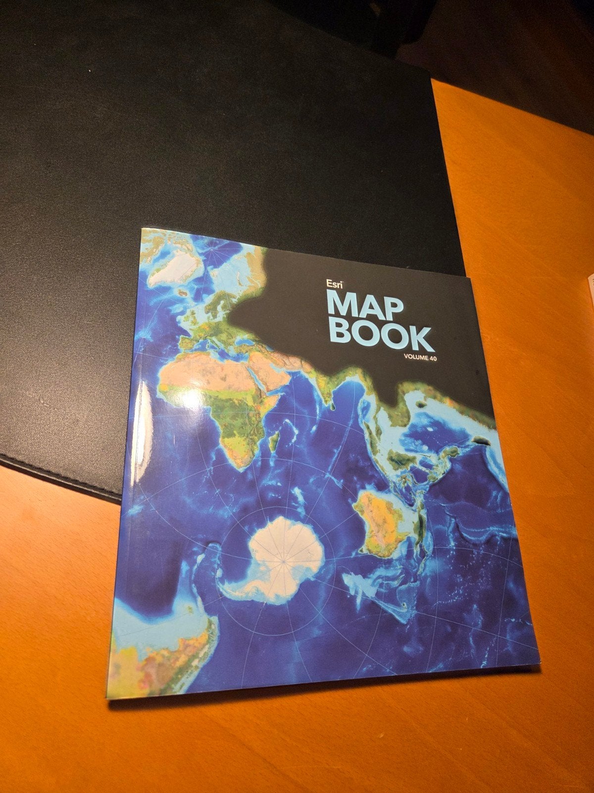 Esri Map Book Volume 40 - Wereldatlas, Boeken, Atlassen en Landkaarten, Overige atlassen, 2000 tot heden, Ophalen of Verzenden
