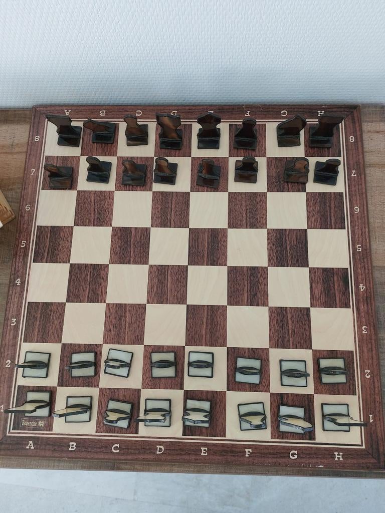 Uniek schaakspel met houten bord en bijzondere stukken, Hobby en Vrije tijd, Een of twee spelers, Ophalen of Verzenden, Zo goed als nieuw