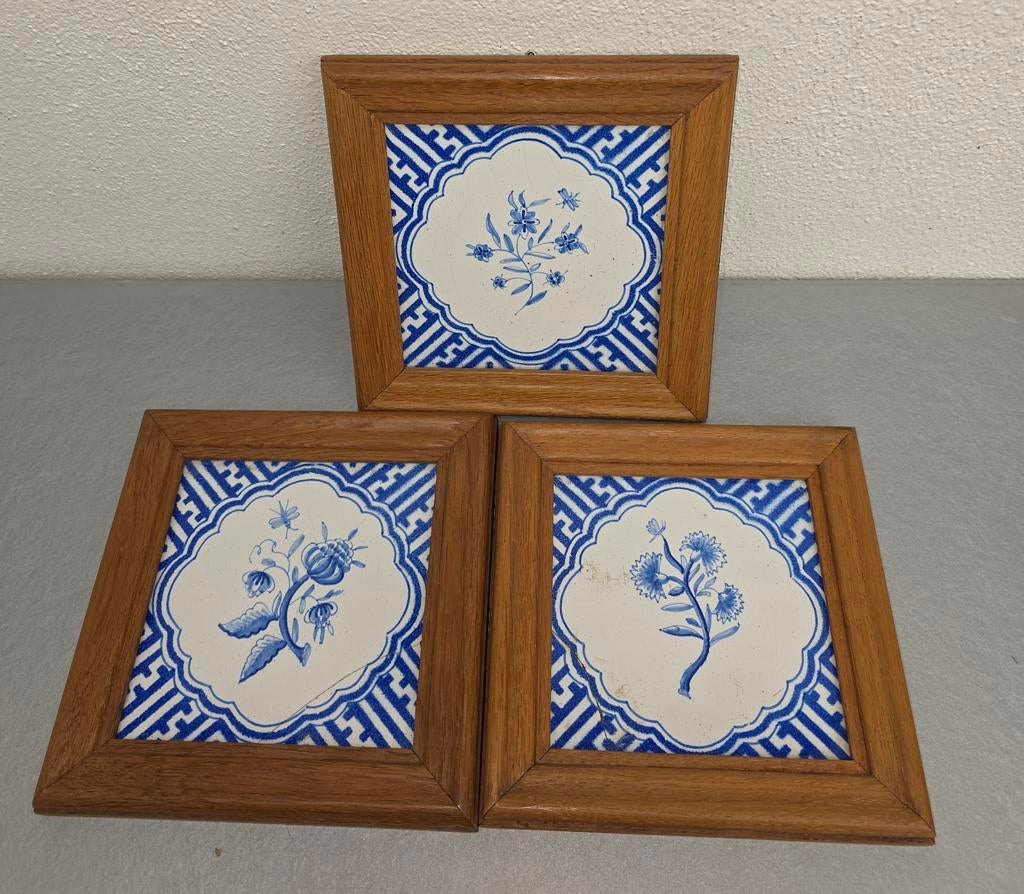 Drie Delfts blauwe wandtegels in houten lijst, Ophalen of Verzenden