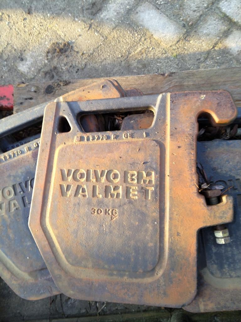 Volvo BM Valmet frontgewicht, Ophalen