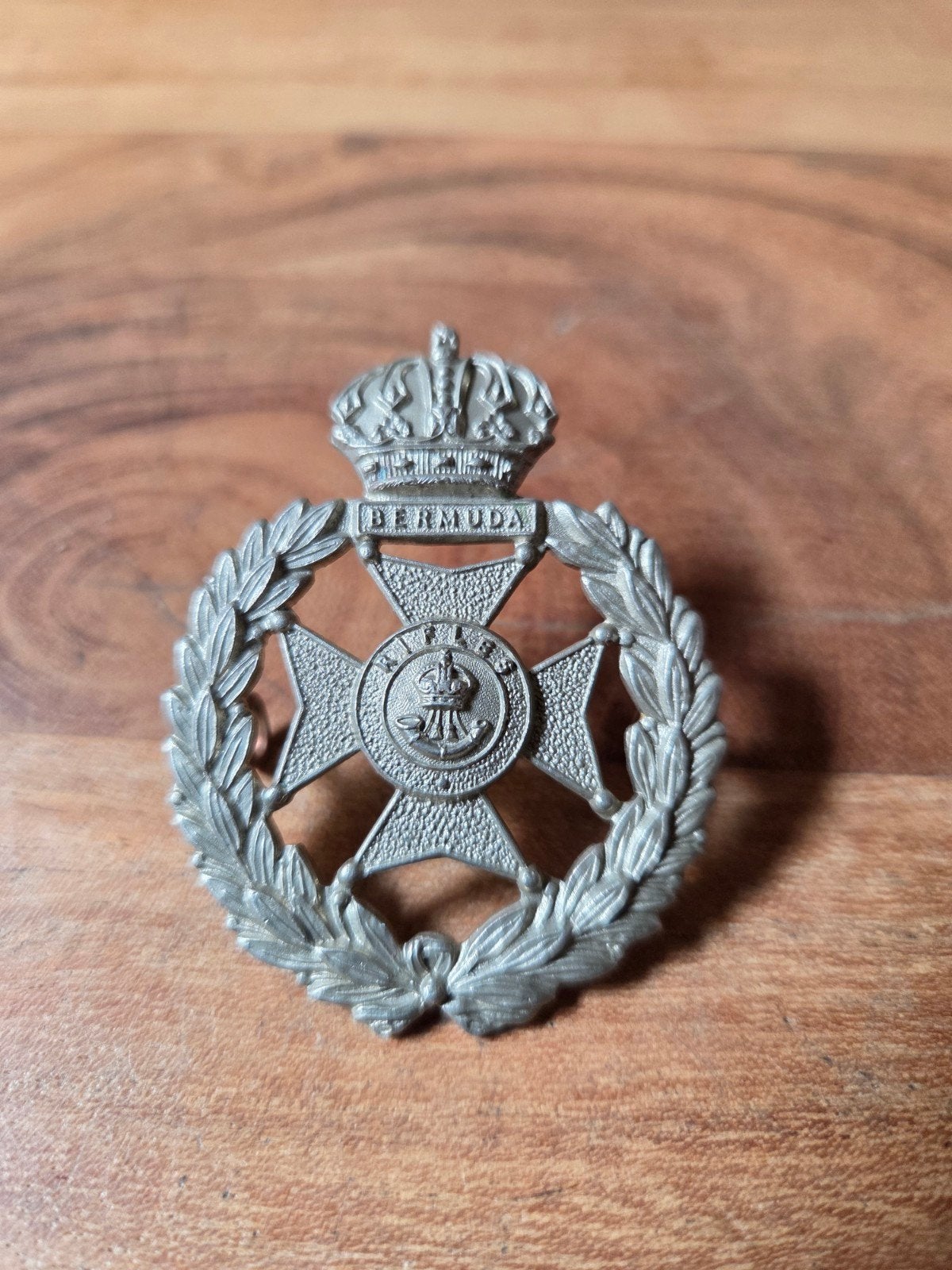 Wo2 baret embleem Bermuda rifles., Verzamelen, Ophalen of Verzenden, Landmacht, Overige gebieden, Embleem of Badge