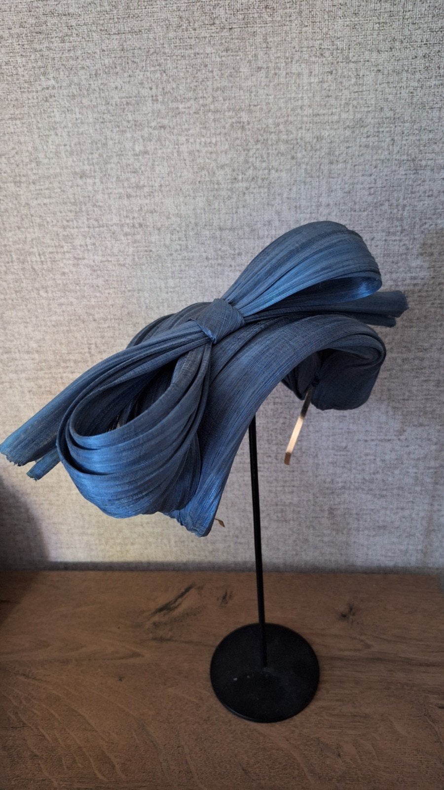Elegante blauwe fascinator met strik, Ophalen of Verzenden, Nieuw, One size fits all, Hoed