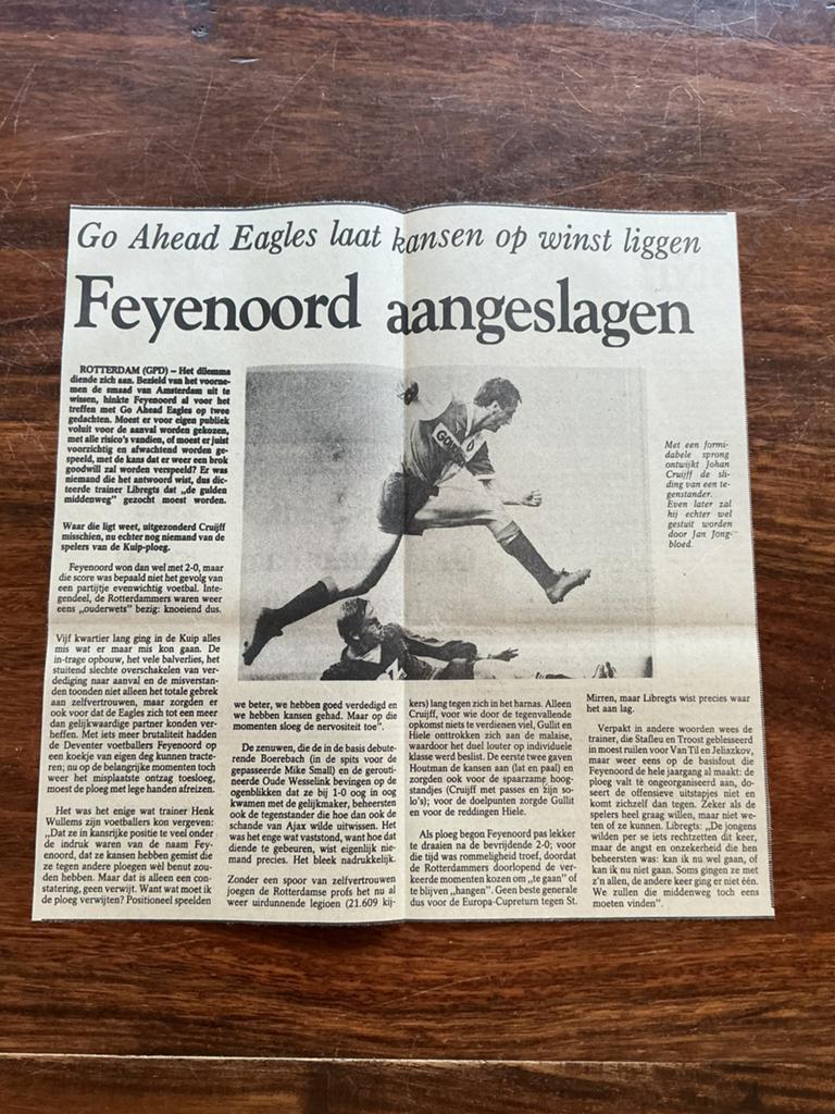 Voetbal krantenartikel Feyenoord aangeslagen Cruijff 1983, Verzamelen, Ophalen of Verzenden, Knipsel(s)