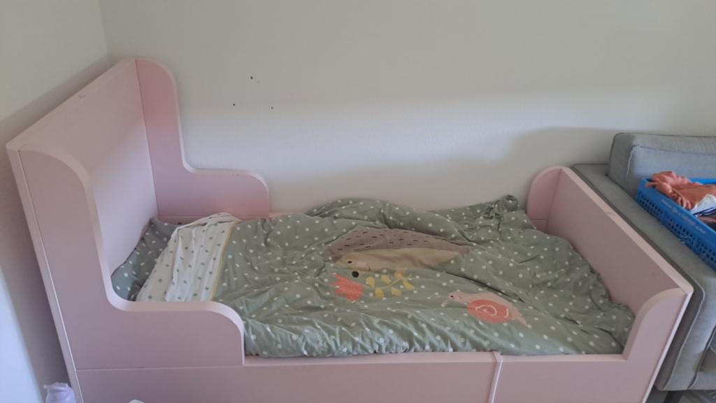 IKEA Busunge meegroeibed (roze) met matras, Lattenbodem, 85 tot 100 cm, Gebruikt, Ophalen of Verzenden
