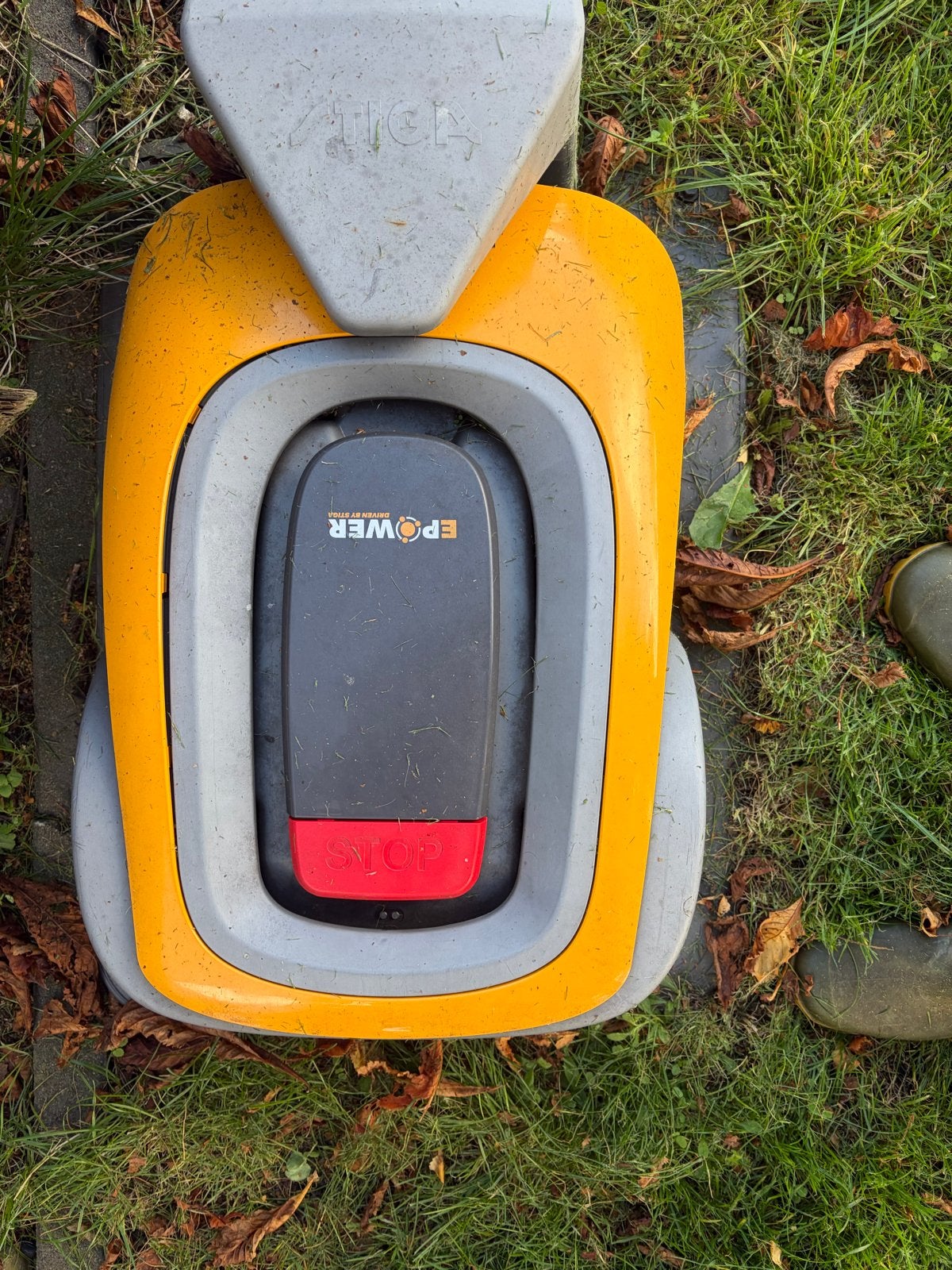Stiga Stig 1200 Robotmaaier met installatiekit, Ophalen of Verzenden, Gebruikt, Accu-grasmaaier, Mulchfunctie