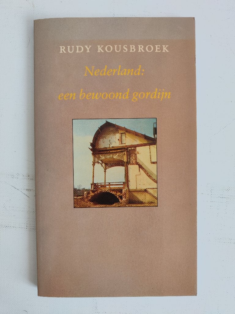 Rudy Kousbroek - Nederland: Een bewoond gordijn, Gelezen, Ophalen of Verzenden, Rudy Kousbroek, Nederland