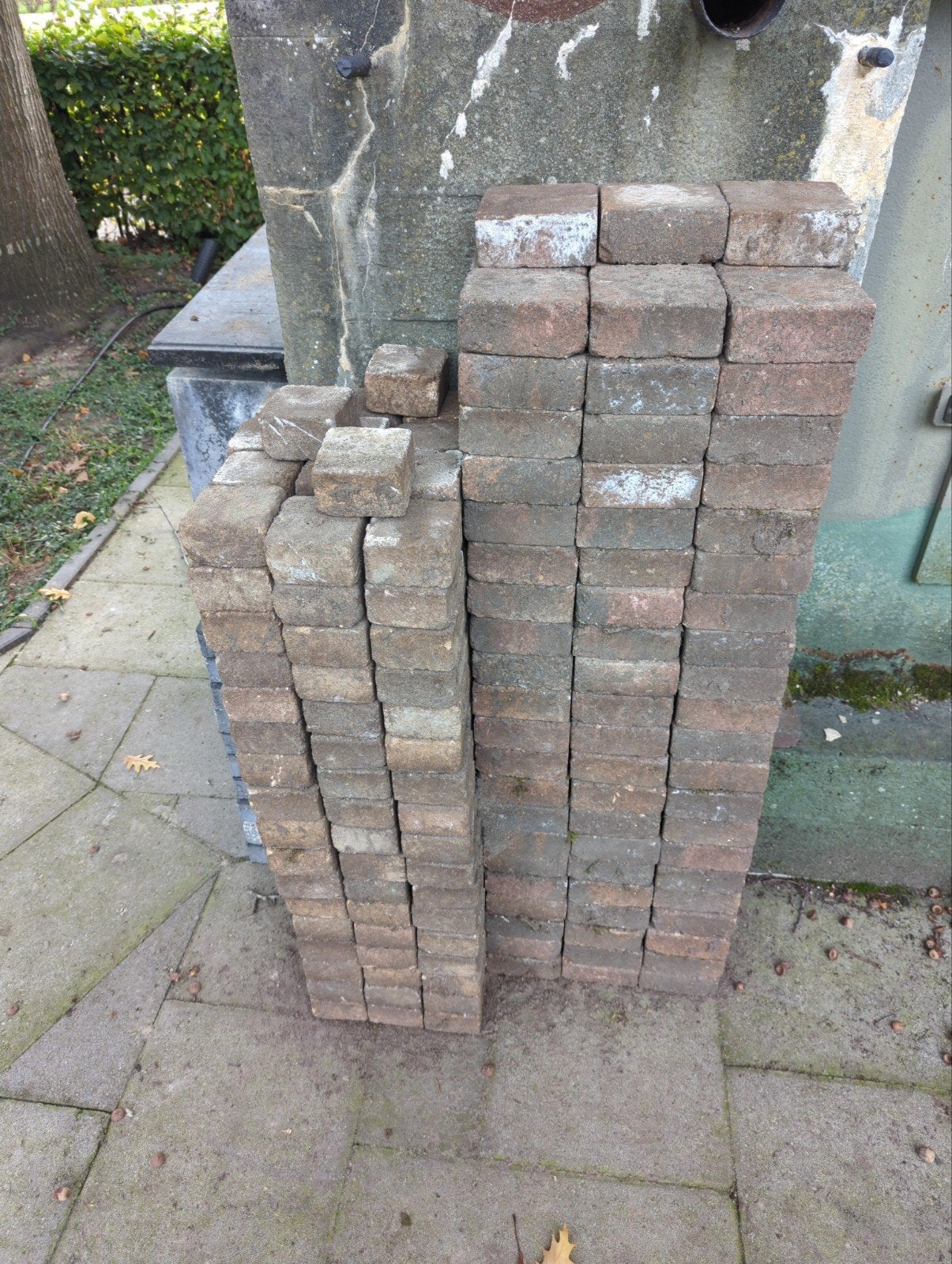 Gratis stenen 10x10 cm en 14x14 cm, 5 cm dik, Gebruikt, Klinkers, Beton, 5 tot 10 m²
