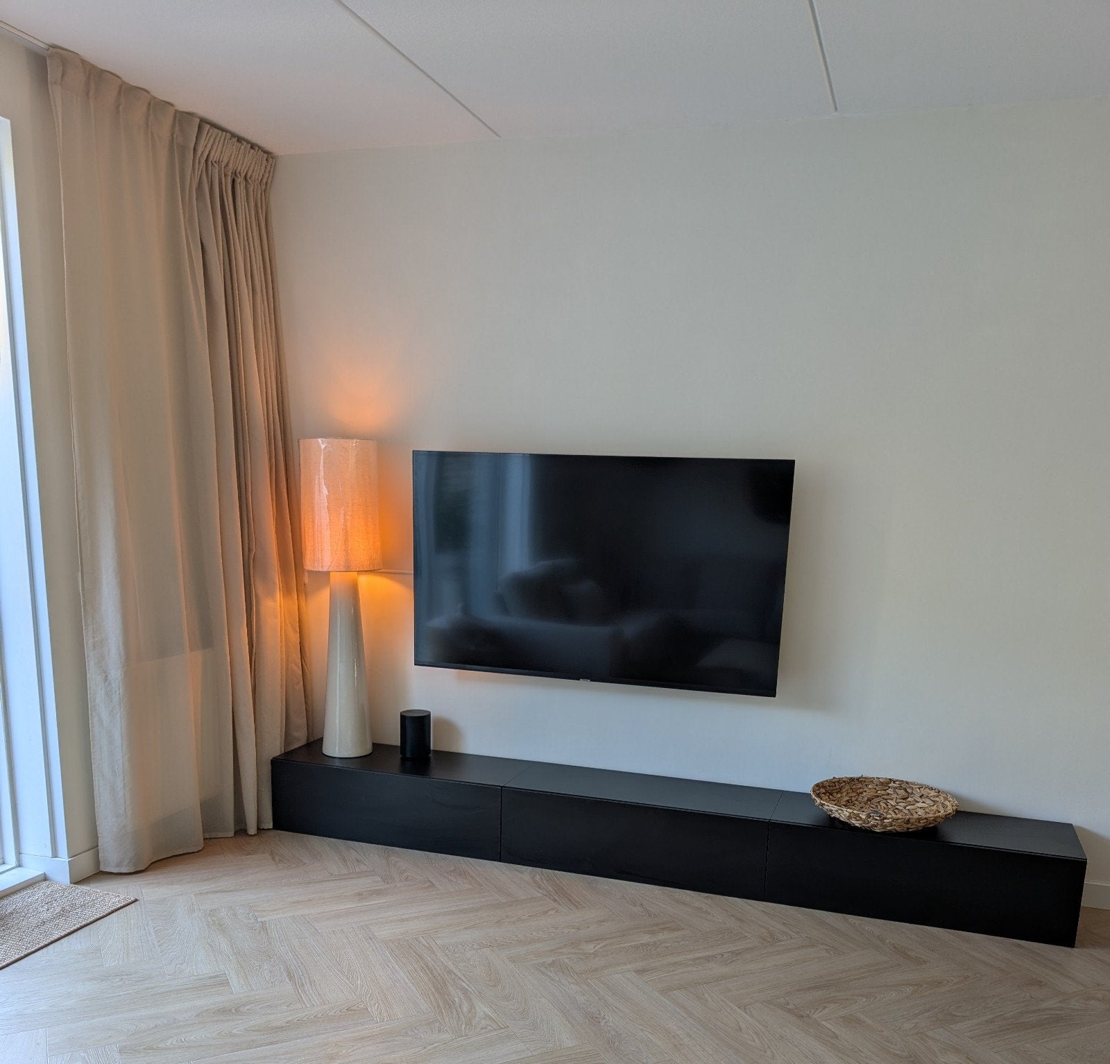 Zwart zwevend tv-meubel 300 cm breed met 3 kleppen, Ophalen, Overige materialen, Modern, Zwevend, Zo goed als nieuw
