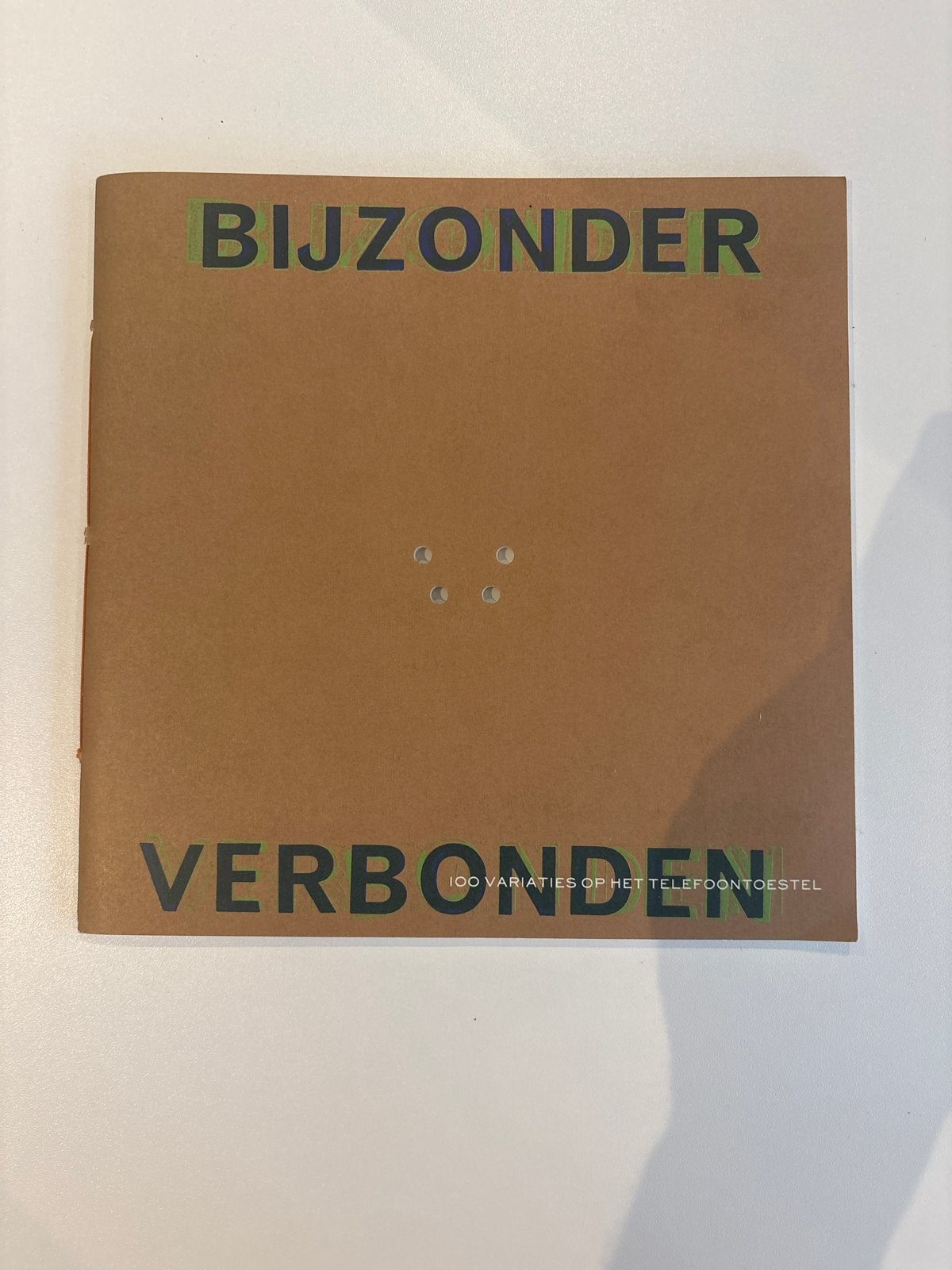 Bijzonder Verbonden: 100 Variaties op het Telefoontoestel, Ophalen of Verzenden, Zo goed als nieuw, Overige onderwerpen