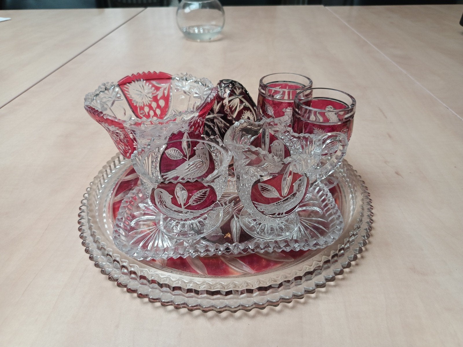 Prachtig kristallen servies met robijnrode accenten, Ophalen of Verzenden