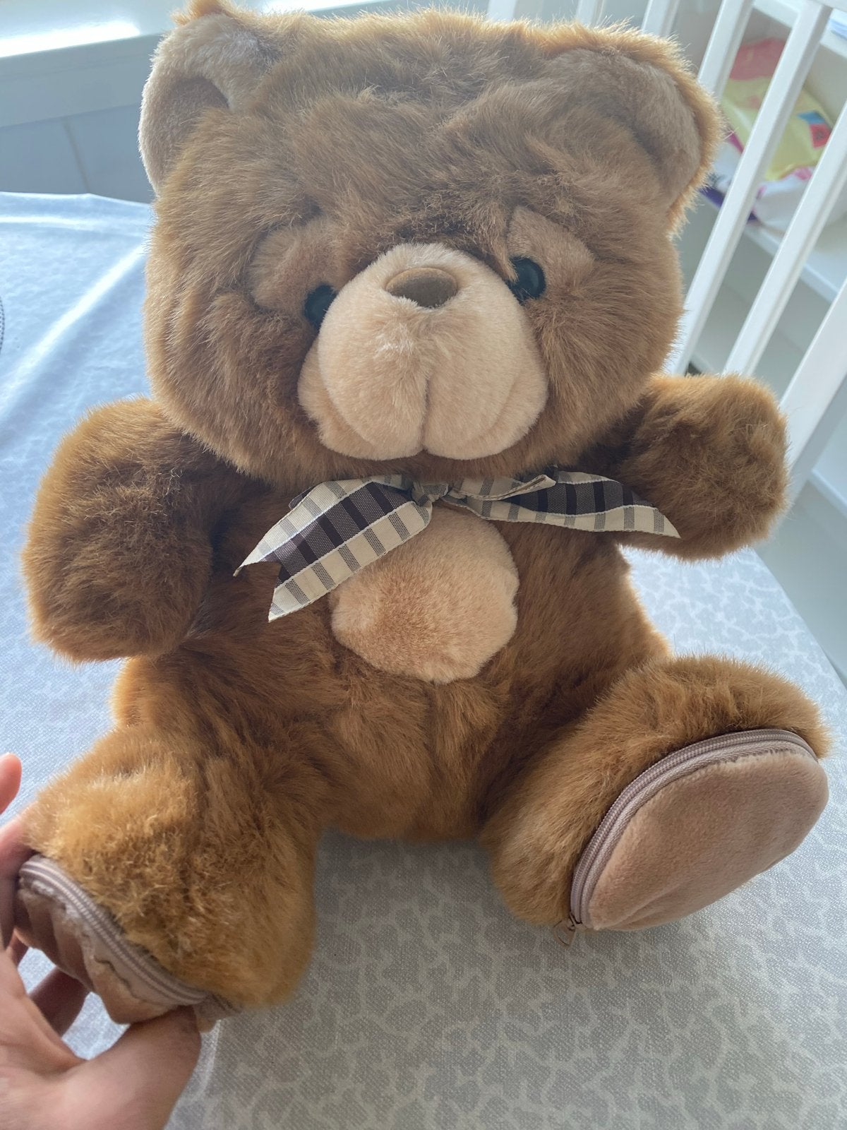 Schattige bruine teddybeer met ritsvakjes, Kinderen en Baby's, Beer, Nieuw, Ophalen of Verzenden, Middelgroot (20 tot 80 cm)