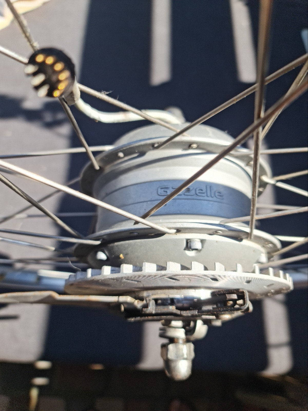 Gazelle voorwiel met motor., Ophalen