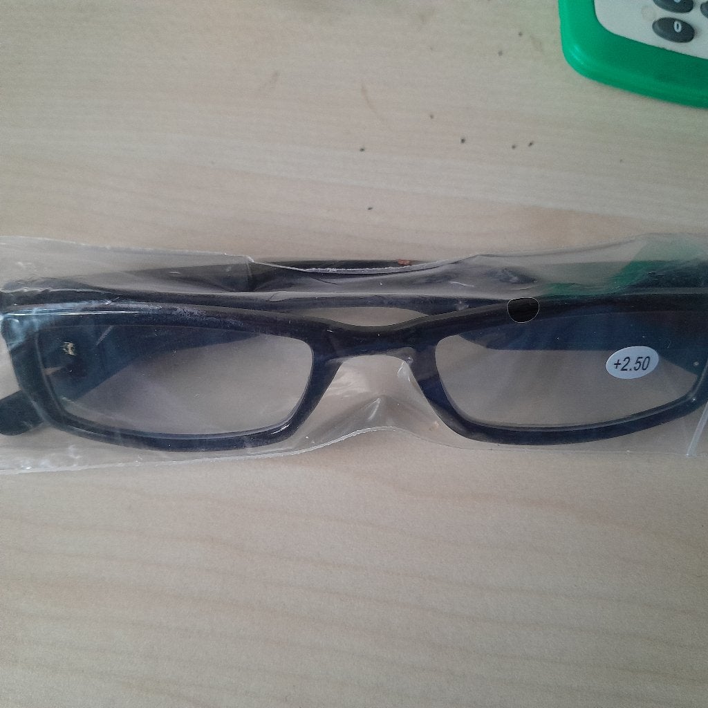 Nieuw Leesbril met 2 led lichten sterkte 2,5, Overige merken, Zwart, Nieuw, Ophalen of Verzenden