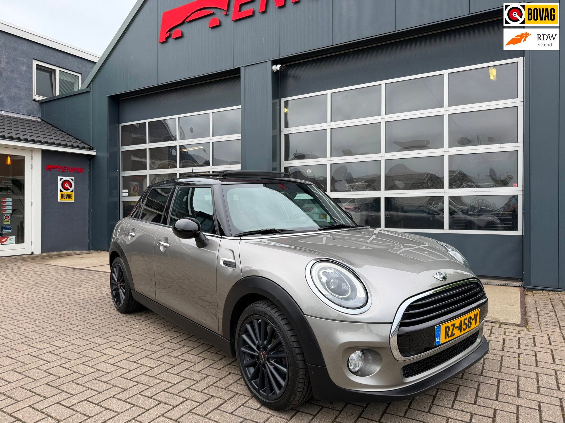 Mini Mini 1.5 Cooper Chili Serious Business / Works / Pano /, Auto's, 136 pk, Gebruikt, 49 €/maand, Bedrijf