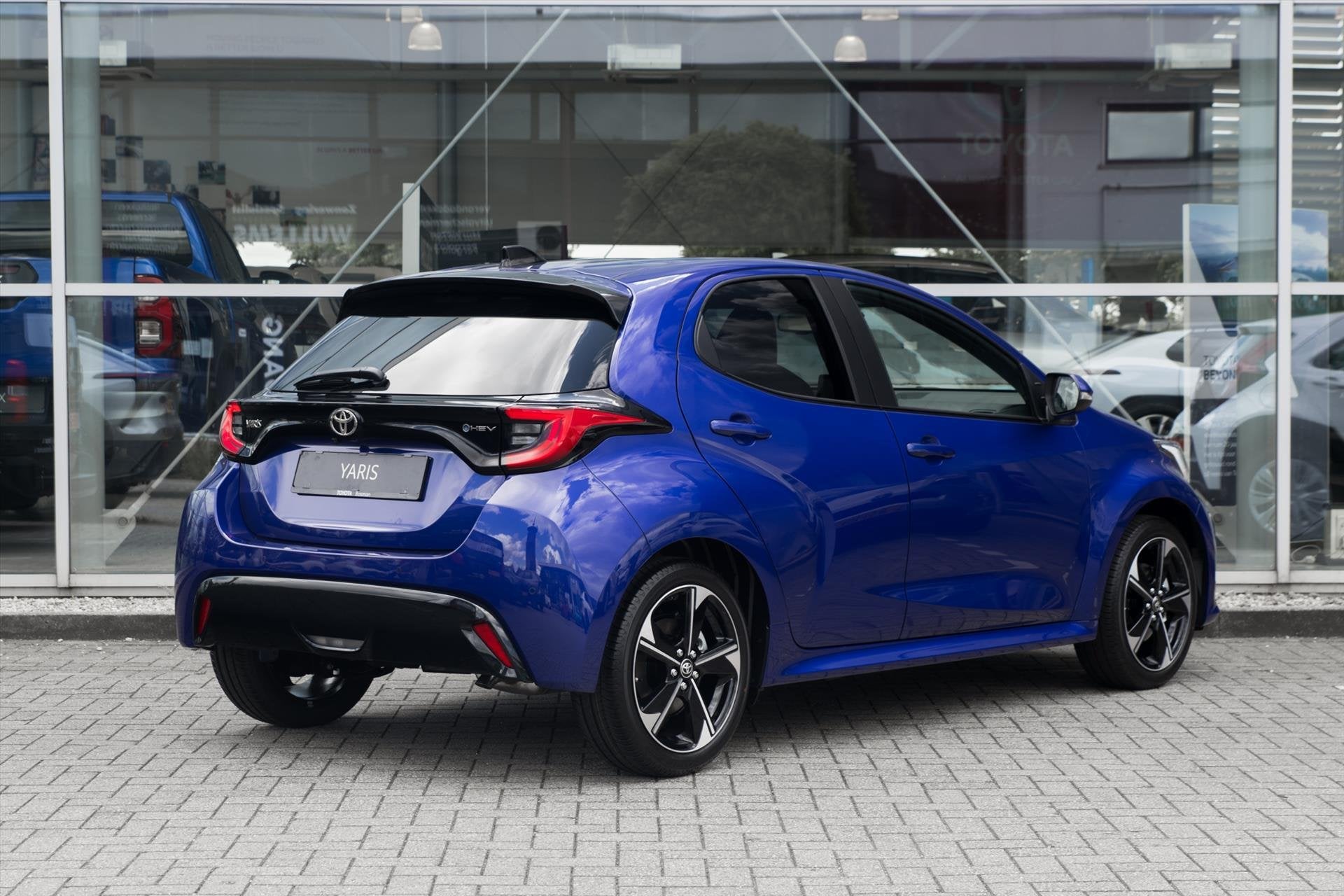 Toyota Yaris Hybrid 130 130pk CVT Executive, 450 kg, Gebruikt, Zwart, Blauw
