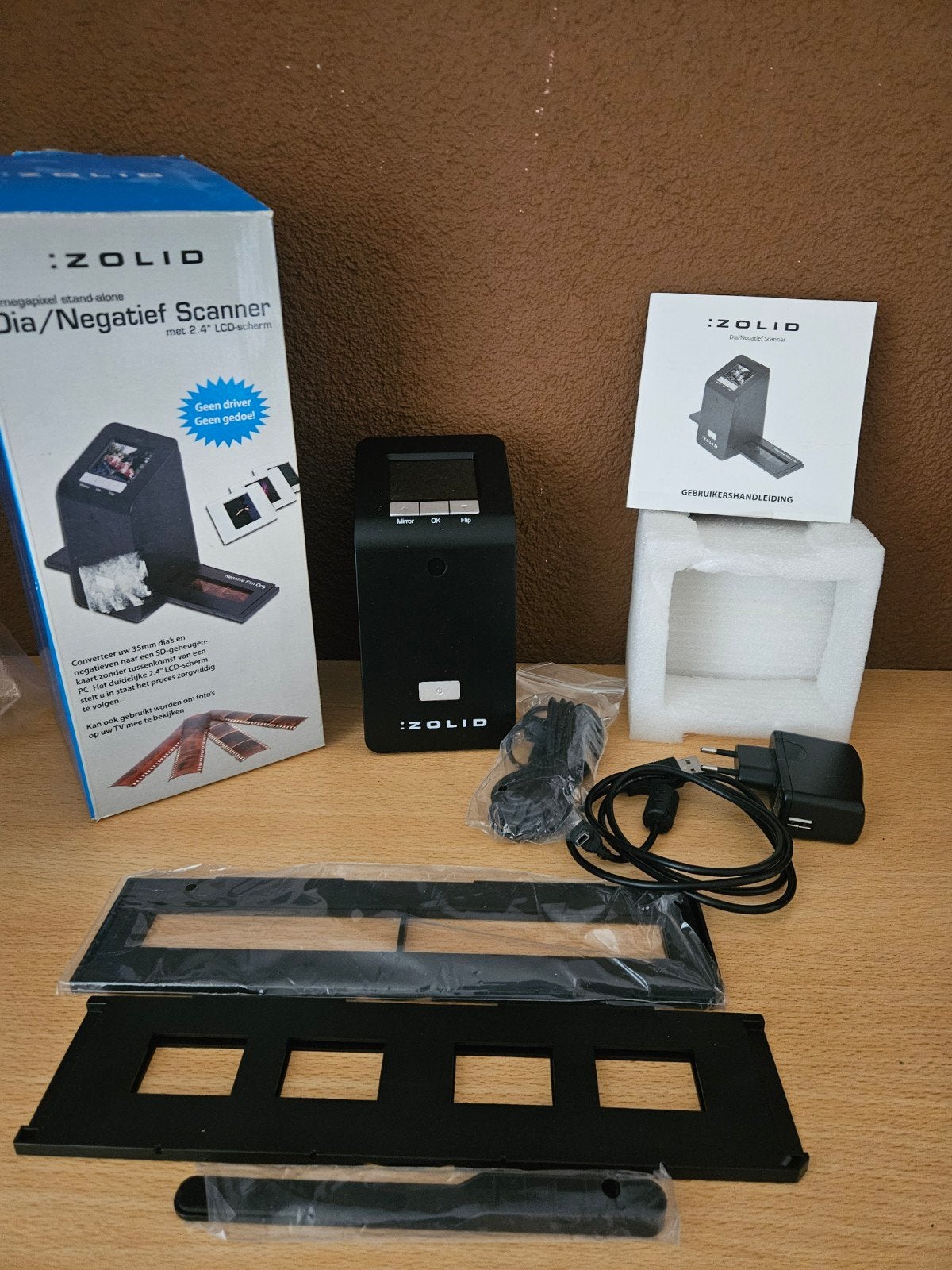 Zolid Dia/Negatief Scanner met 2.4" LCD-scherm, Computers en Software, Scanners, Zo goed als nieuw, Diascanner, MacOS, Windows