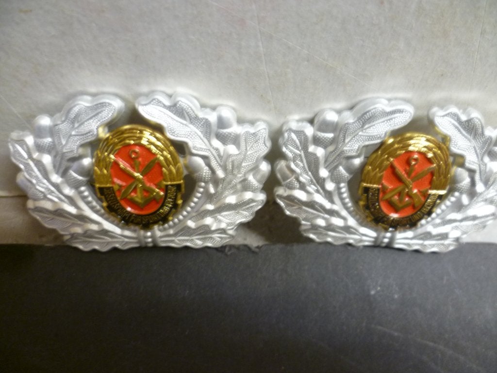 NVA DDR Oost Duitsland 2x Pet Embleem militair nieuw., Ophalen of Verzenden, Landmacht, Duitsland, Embleem of Badge