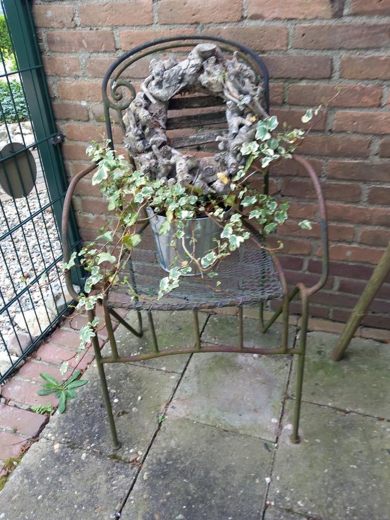 Stalen stoeltje met decoratie, Huis en Inrichting, Stoelen, Ophalen, Zwart, Eén