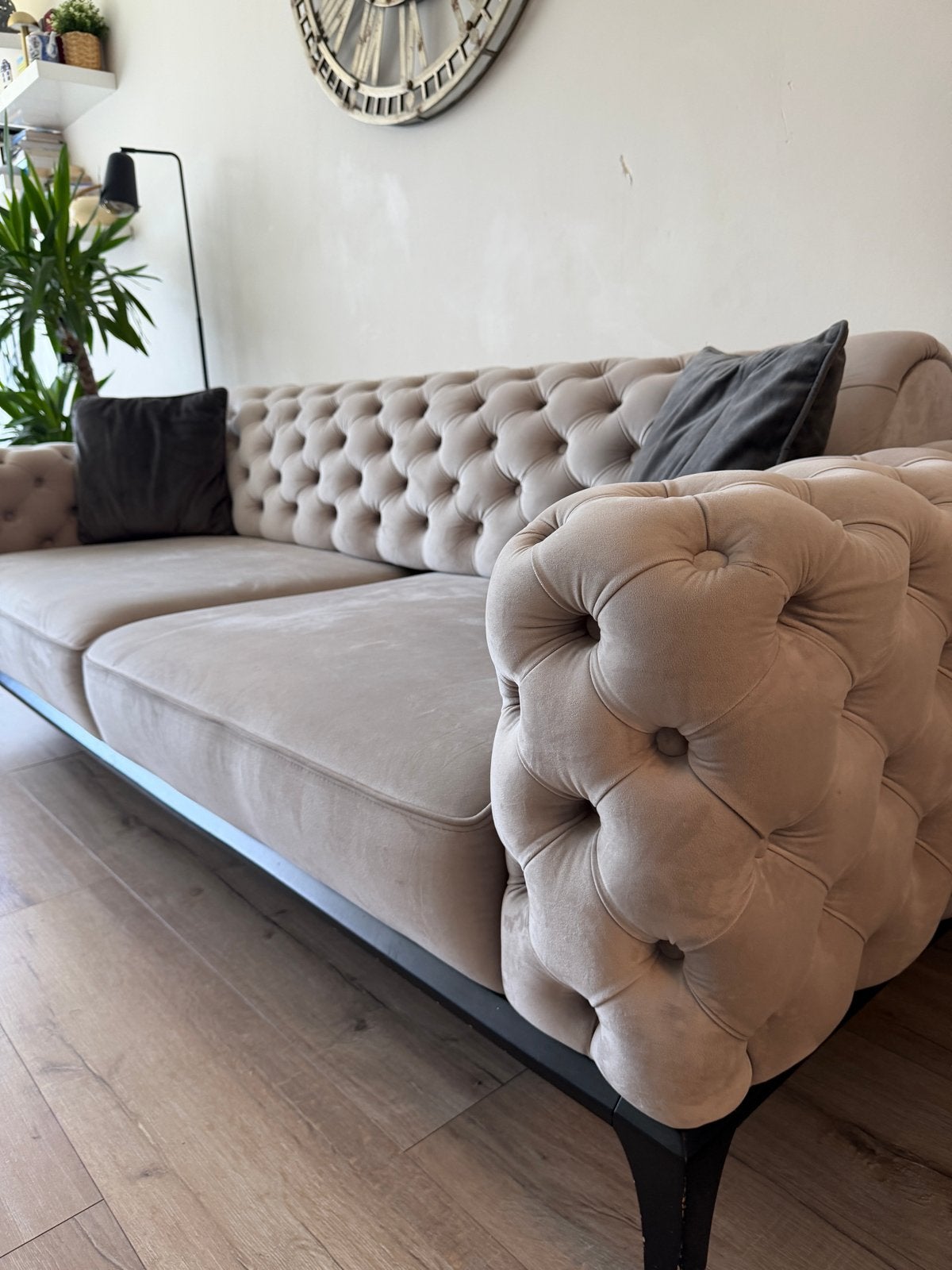 Luxe Chesterfield Bank - Grijs Velours, Huis en Inrichting, Banken | Bankstellen, Gebruikt, Driepersoons, 75 tot 100 cm, Ophalen of Verzenden
