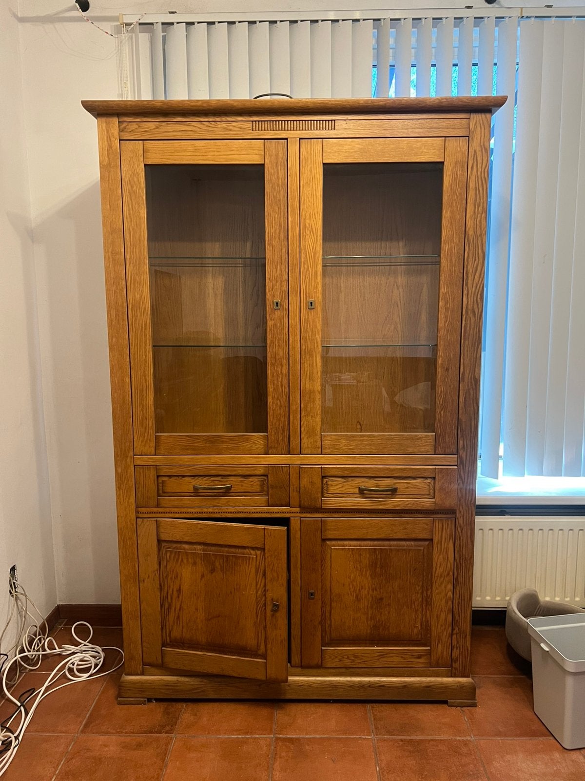 Mooie ruime houten vitrinekast/servieskast te koop., Huis en Inrichting, Kasten | Buffetkasten, Ophalen, 100 tot 150 cm, Zo goed als nieuw
