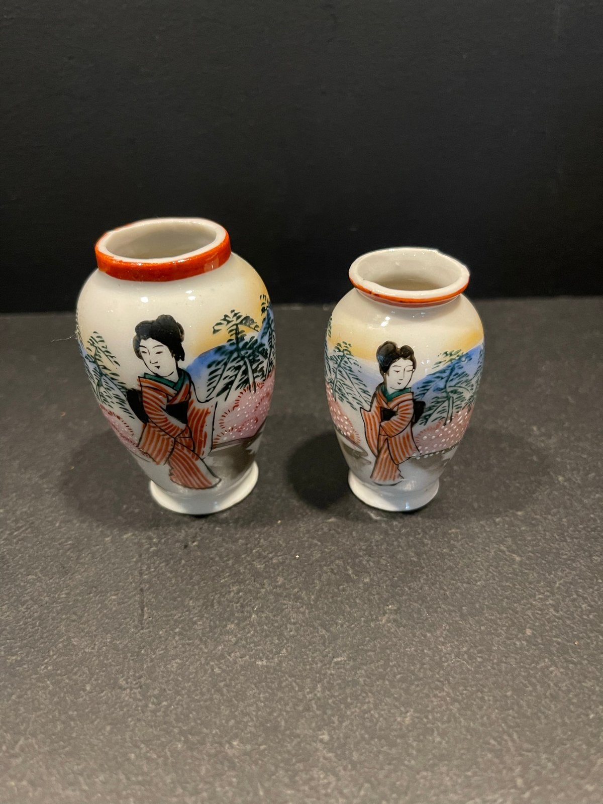 Twee miniatuur Japanse porseleinen vaasjes met geisha, Ophalen of Verzenden