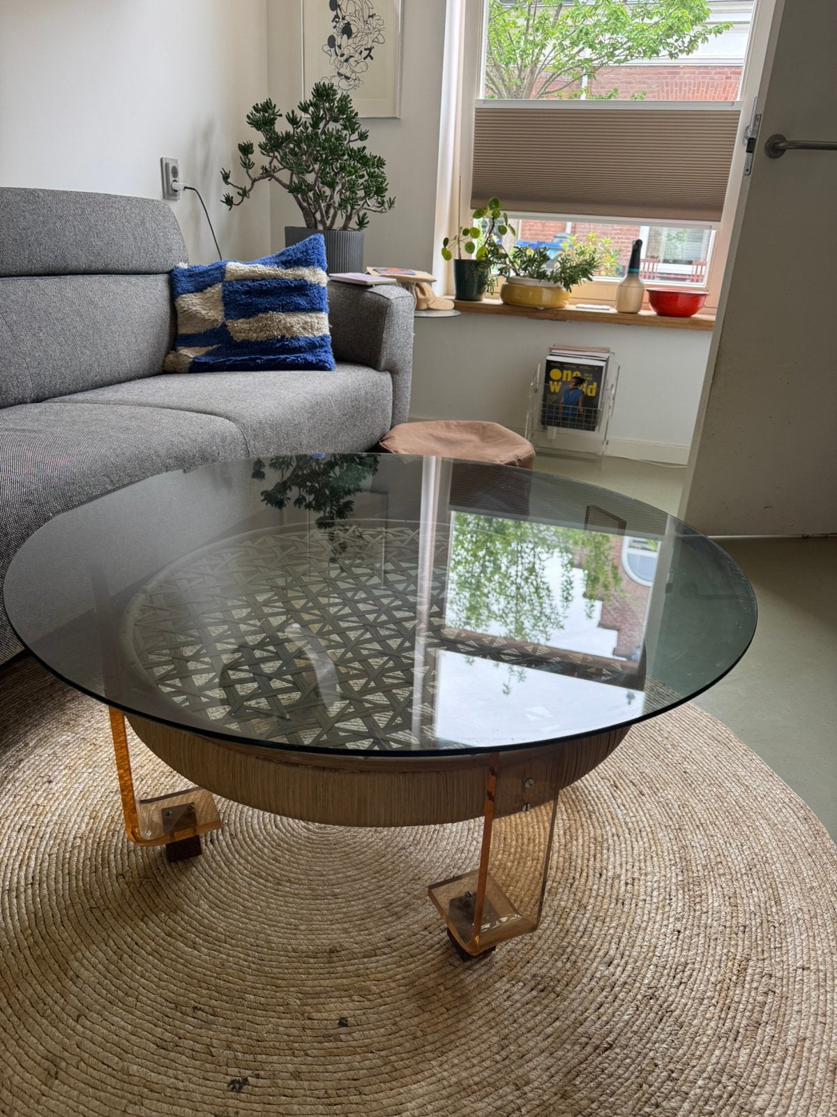Vintage tafel rotan en rookglas - jaren 60 / 70 design, 50 tot 100 cm, Zo goed als nieuw, Minder dan 50 cm, Glas
