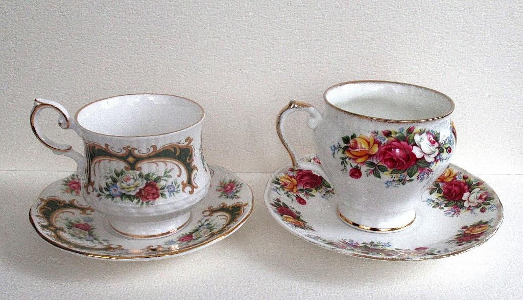 Queens Fine Bone China, Rosina twee porselein theekopjes, Ophalen of Verzenden