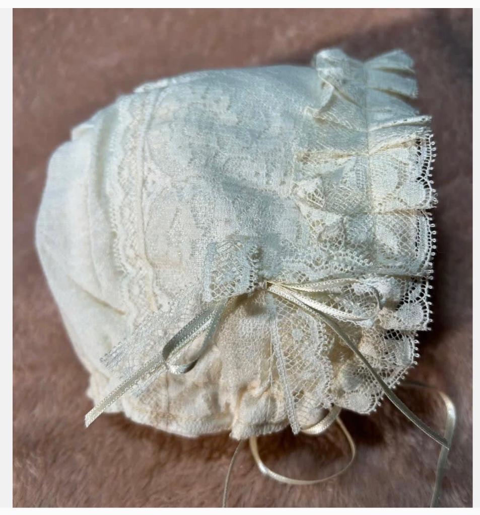 Vintage bijzonder baby poppen mutsje lint kant strikjes, Antiek en Kunst, Ophalen of Verzenden