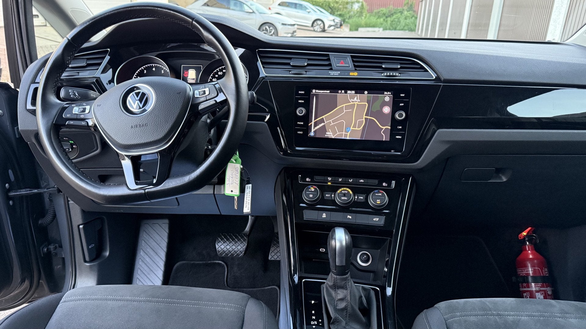 Volkswagen Touran 1.5 TSI Highline 7p (bj 2022, automaat), 1498 cc, 4 cilinders, 7 stoelen, 1415 kg