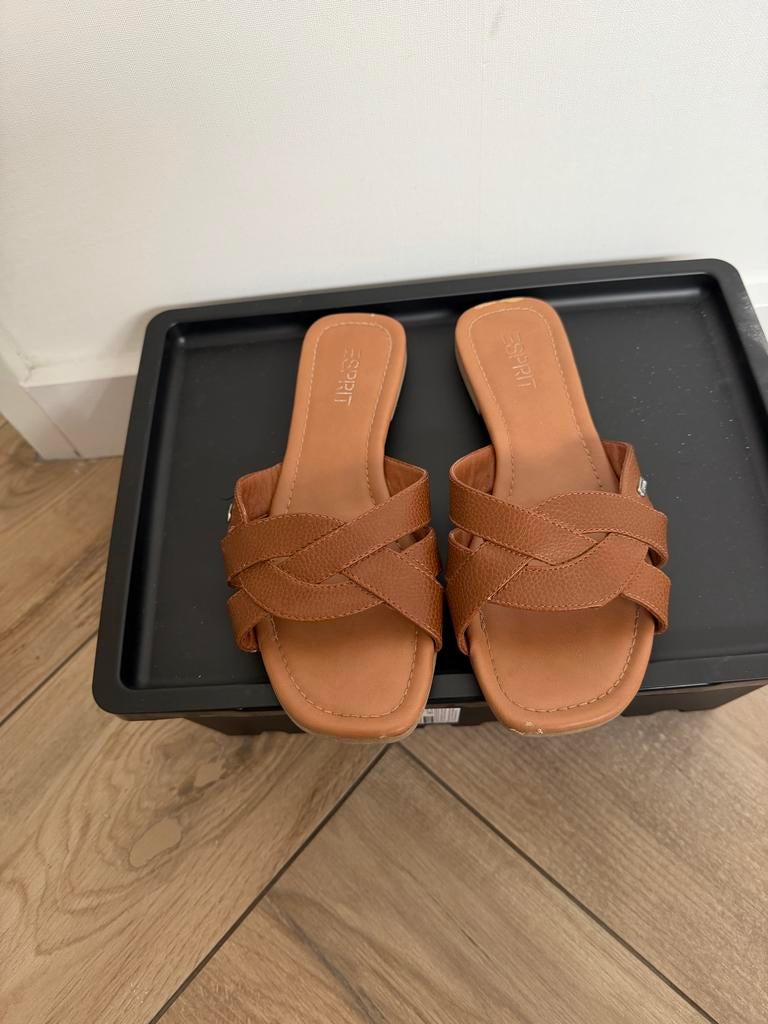 Esprit bruine sandalen met gevlochten bandjes, Ophalen of Verzenden, Zo goed als nieuw, Bruin, Slippers