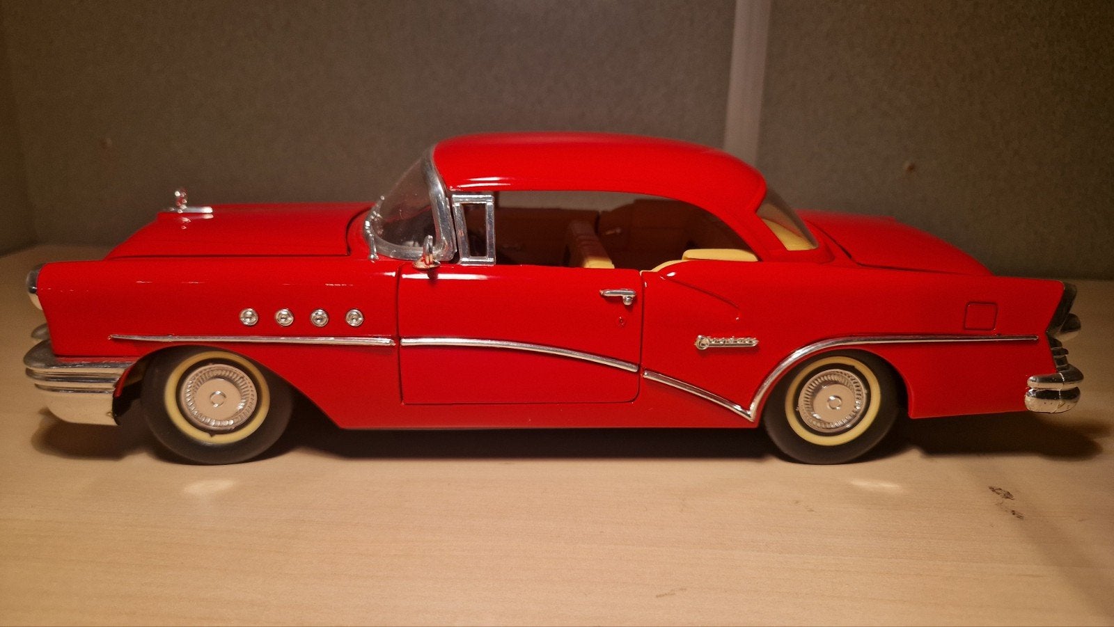 ​Mira Buick Century 1955 rood – 1:18 miniatuur (Zonder doos), Hobby en Vrije tijd, Modelauto's | 1:18, Ophalen of Verzenden, Zo goed als nieuw